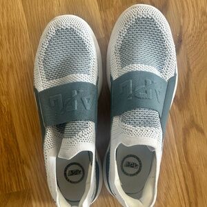 Blue and White APL Techloom Size 9